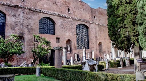 Las termas de Diocleciano, también hoy parte de los museos nacionales. Termas parcialmente destruidas, fueron las más grandes de Roma. Aparte de todas las clásicas, posee una colección de obras arcaicas prerromanas. No se pierdan el hermoso patio diseñado por Miguel Ángel.
