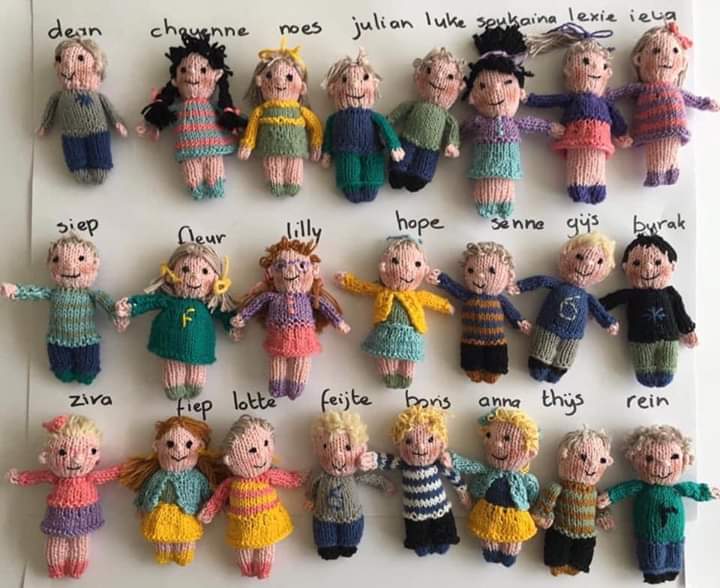 Hollanda da bir öğretmen, öğrencilerini öylesine özlemiş ki, tüm öğrencilerinin benzerleri olan bu bebekleri yapmış..
Ve öğrencilerinin hepsi de kendilerini tanımışlar..
Muhteşem bir şey, hem fikir olarak Hem de emek olarak👍👏🏼👏🏼🥰