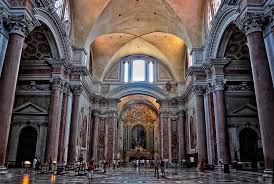 Uno de los laterales de las termas posee la Iglesia de Santa María de los mártires y los Ángeles. Por fuera parece pequeña. Por dentro es alta, asombrosa, enorme, increíble. Una meridiana solar diseñada bajo Augusto marca días y estaciones.