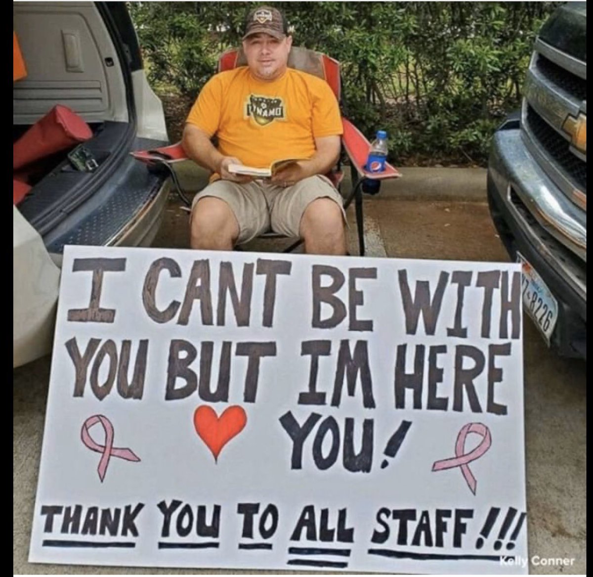 ananavarro's tweet image. A wife needed to go to her chemo appointment. Because of Covid hospital restrictions, the husband was not allowed to accompany her. So he showed-up with a sign and sat in the parking lot the whole time. ❤️😭❤️😭