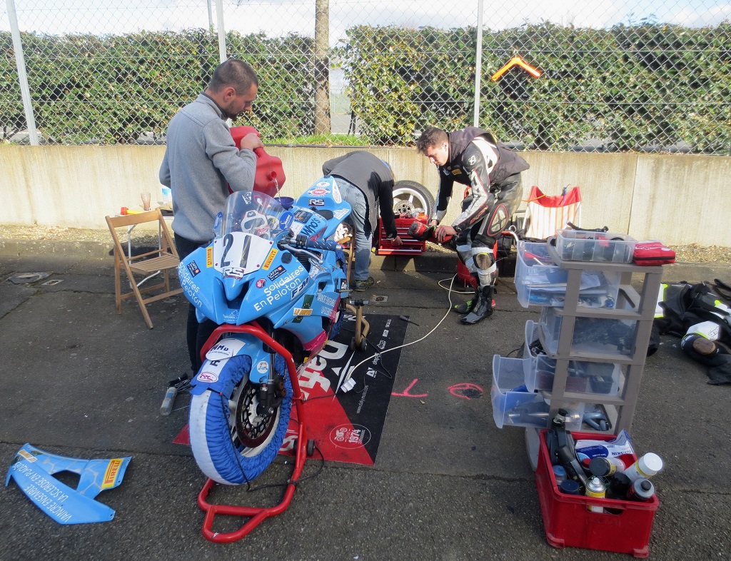 ThierryLeBras2's tweet photo. #ToolBoxTuesday 
Il faut être prévoyant et équipé pour les interventions mécaniques sur les circuits.
La preuve par @BFelgerolles21, le pilote moto malouin qui défend les couleurs de @FondationARSEP @SoliderEnPloton  
#GoBaptiste
📷 by Thierry Le Bras https://t.co/PBWLGdR905 https://t.co/04L0WYLevT