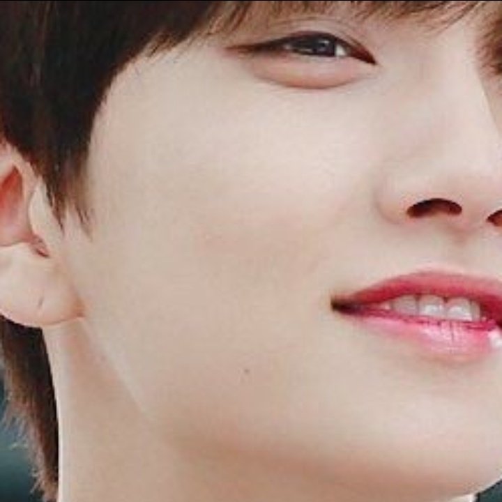 – joshua's moles are hidden and barely noticeable. he has one on his jaw, two on his collar bones/chest, one below his ear, and one on his hand