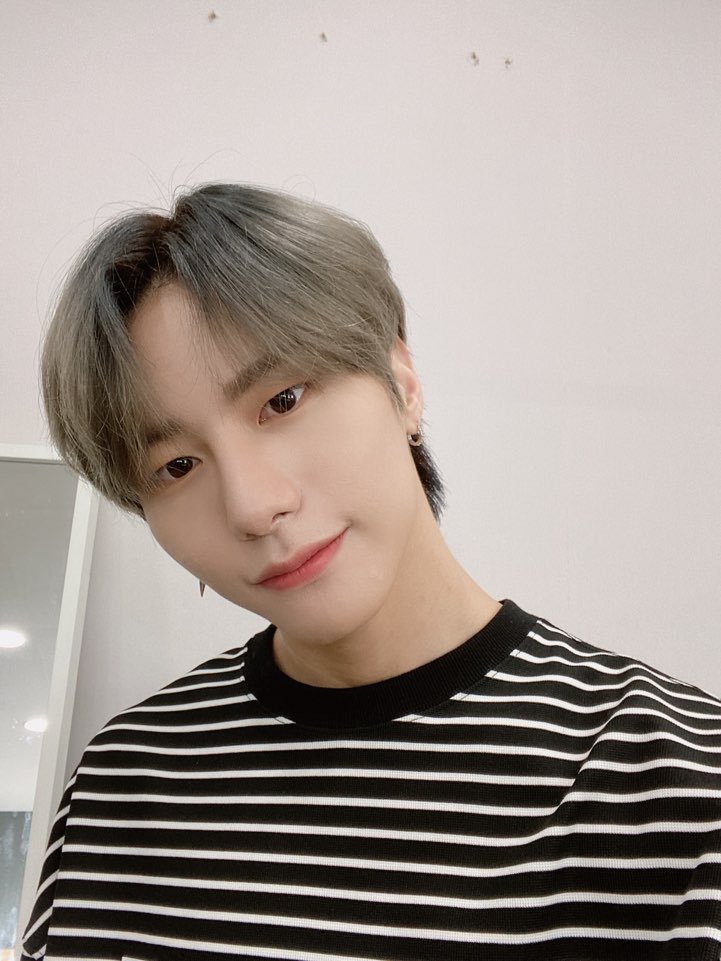 NewWorld_VICTON's tweet photo. [#승식 ] 앨리스~~오늘두 굿밤이에요!! https://t.co/Tfh3ahnRWB
