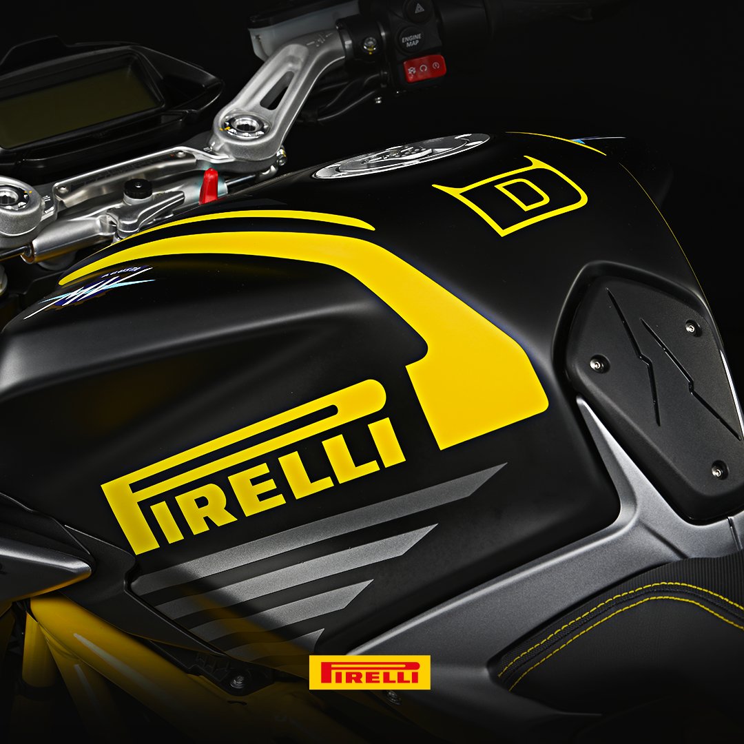 PirelliMoto's tweet photo. This #MVAgustaMotor Dragster 800RR Pirelli is a special edition introduced in 2018, made with #PirelliDesign, that was customised bycreating two color combinations and pushedto enhance functional aspects. Design, performance and emotions equipped with
#DiabloSupercorsaSP. https://t.co/0yCSghwVfw