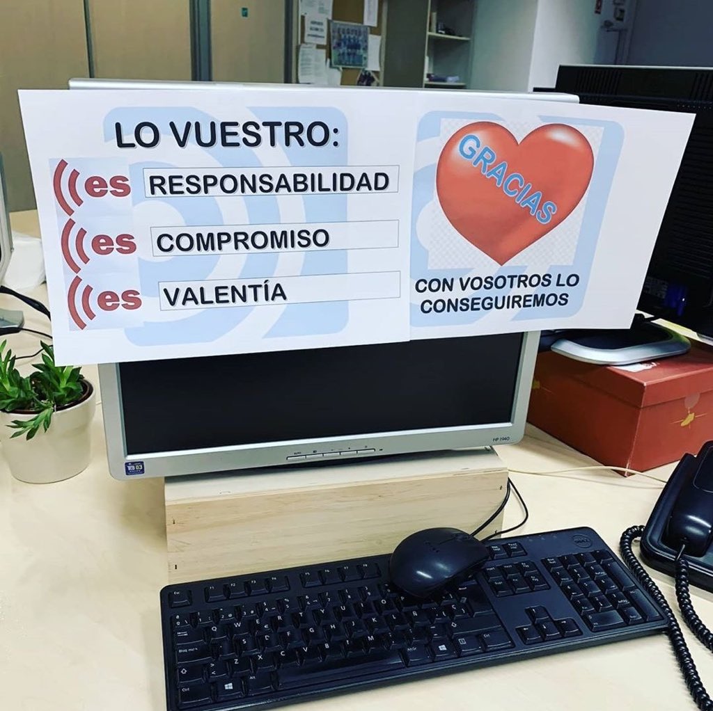 almaespinosa_'s tweet photo. Los poquitos que seguimos yendo a @esRadio nos encotramos ayer con estos motivadores mensajes ❤️
#esResponsabilidad #esCompromiso #esValentía. ¡Seguimos a tope! https://t.co/yCvd7g0e2H