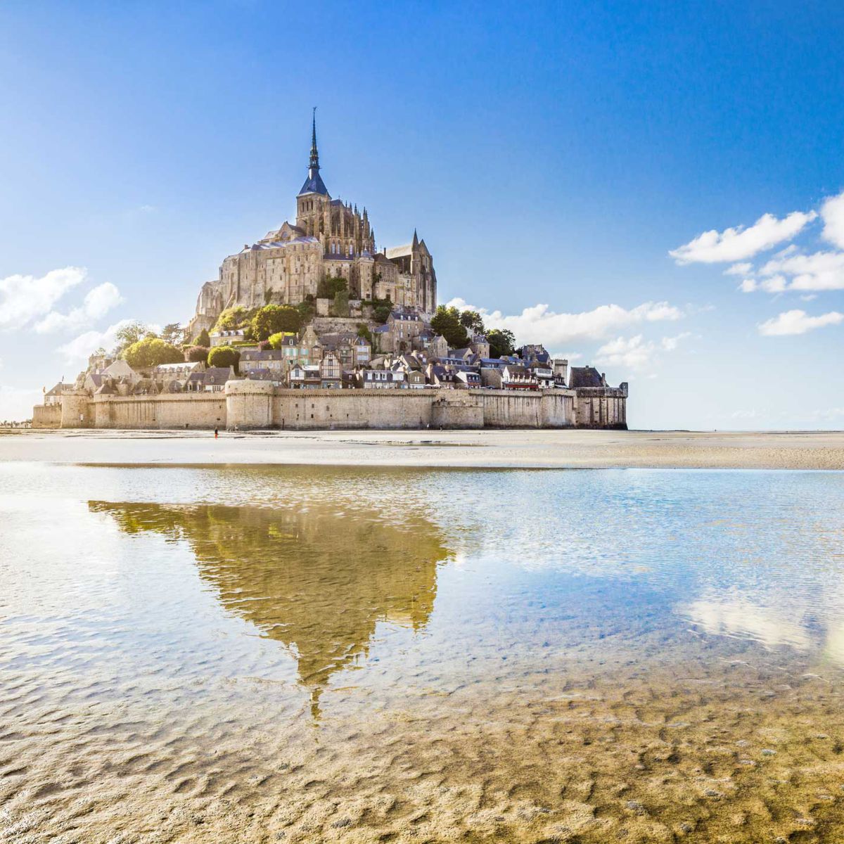 Flo_ol's tweet photo. La pollution a tellement disparu, qu'un parisien m'a dit pouvoir apercevoir le Mont Saint Michel depuis son balcon au 12eme. #confinementjour22 #trueorfake https://t.co/bOBqAlcnQ9