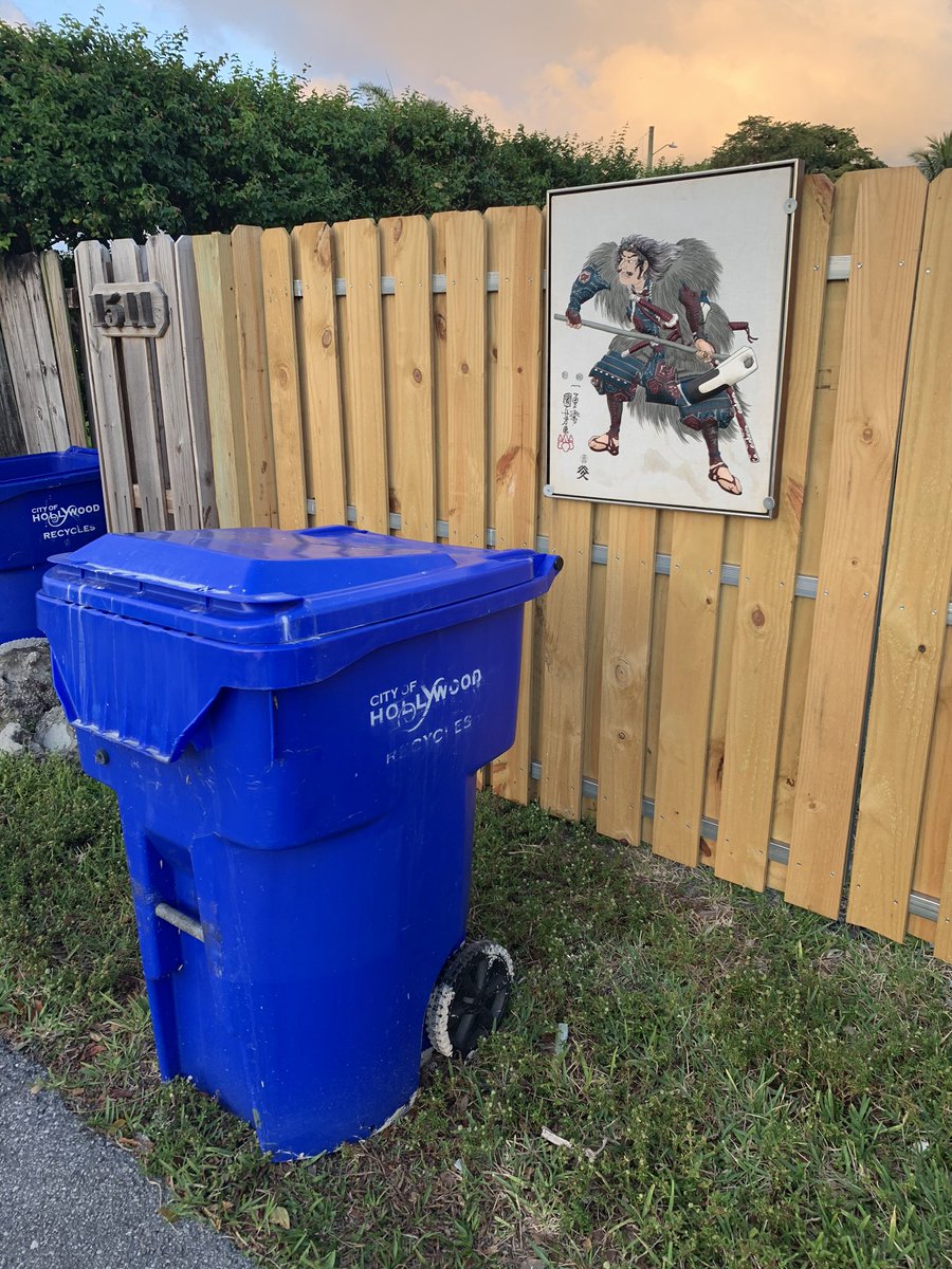 Parks are all closed, so I took a  #covidtour of only streets I’d never walked in my  @HollywoodFL neighborhood. A thread:1) A warrior in the alley guarding the garbage cans.