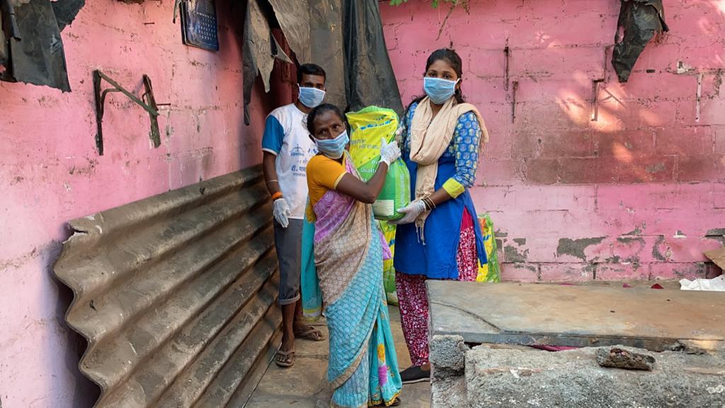 FilmyYash's tweet photo. Khuda ka banda 🙏❤️#SRKHelpingFamilies https://t.co/G4SdJUG8DI