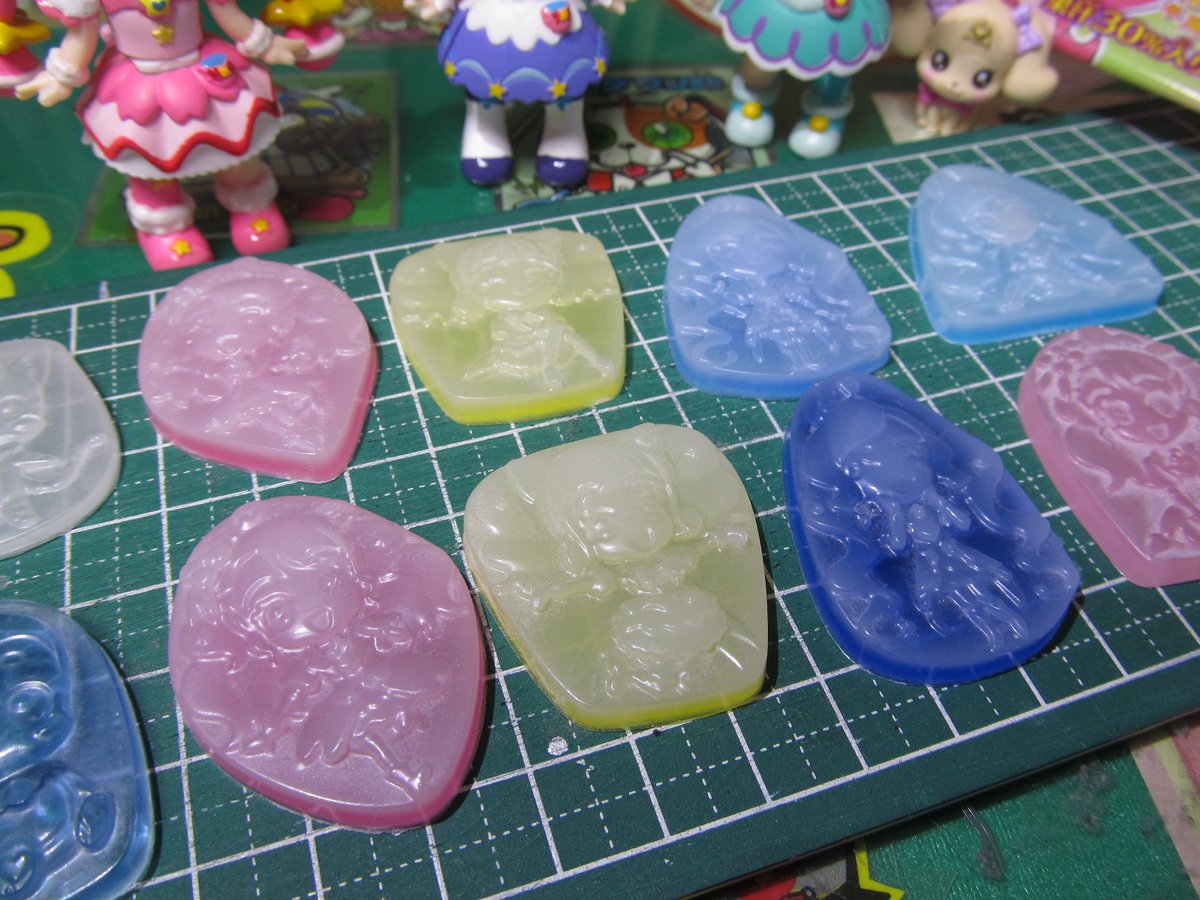 みなもと Twitter પર プリキュアグミ のトレー 何かに使えないものかしら と考えて Uvレジンを流し込んで固めてみました Uvレジン特有の表面のベタつきは ベビーパウダー塗ってなんとかしました プリキュアグミ ヒープリ ヒーリングっどプリキュア