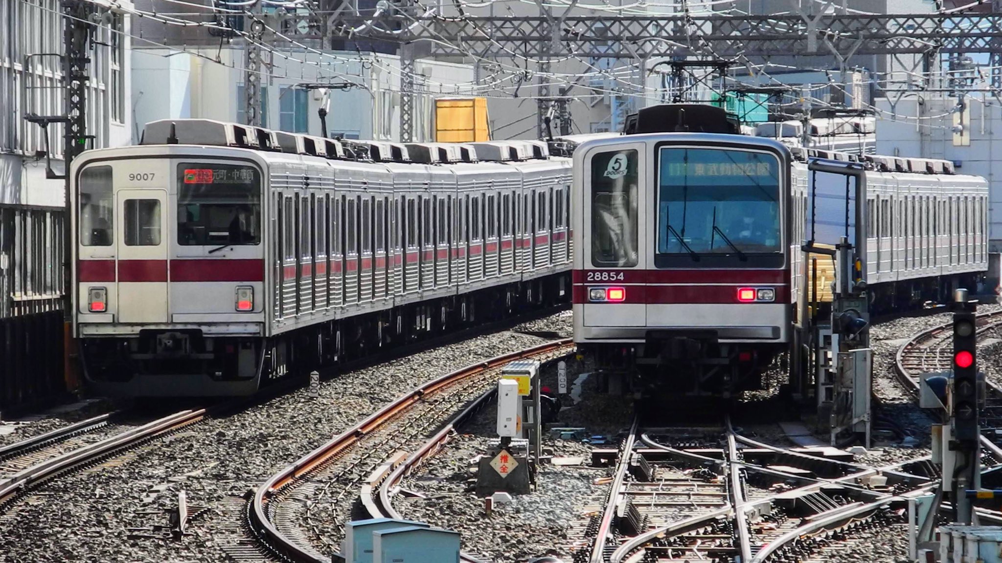 たか この並びを撮影した3日後に突如として右側の東武050系が引退した いつ何が起きるか分からない というか左側の東武9000系より早く消えるとは思わなかった 東武050系 東武9000系 T Co Qjsluhp2jl Twitter