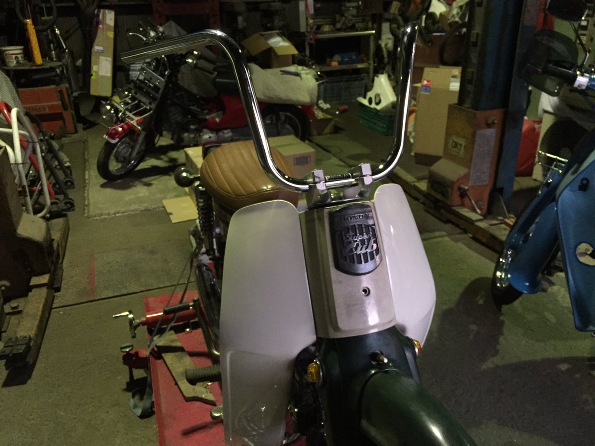 216moto おいちゃん Kubo 久保さーん あっざーっす このレッグの処理の時 ハンドルをスエギリの時に ハンドルクランプが レッグシールドに1部 干渉するので そこも カット サンディングをば アールで天端を 残すことにより ちょいとレトロ