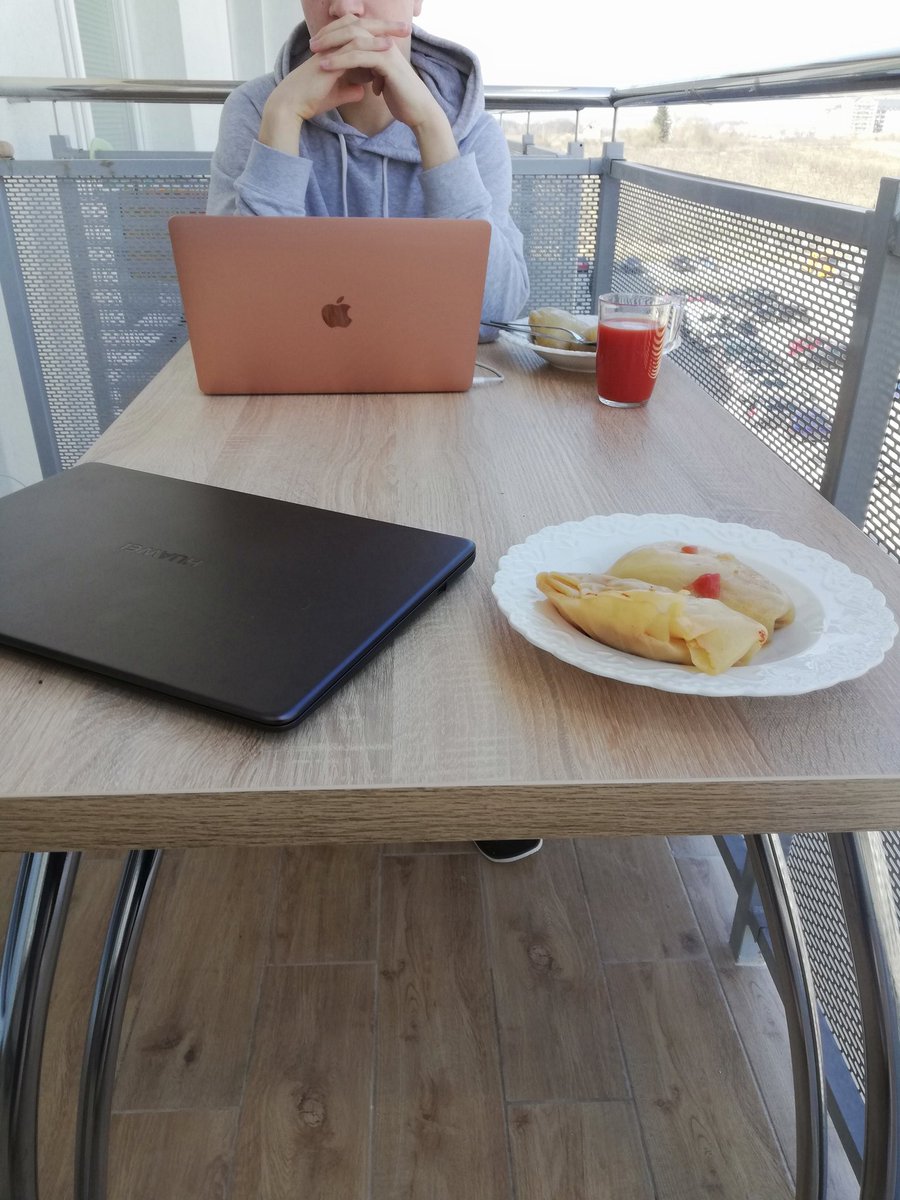 kasiuls's tweet photo. Korzystając z pięknej pogody dziś jemy obiad na balkonie 😃 https://t.co/rkRadZfNSm
