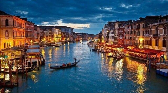 show_tours's tweet photo. Thought to build the city on water was born cuz of invaders. This region it's gates to Italy and in early medieval there were many armies that tried to invade these prosperous lands. Locals got here natural defence, cuz tribes didn't have boats to reach the city.

#Venice #veneto https://t.co/5OAXKLEt0a
