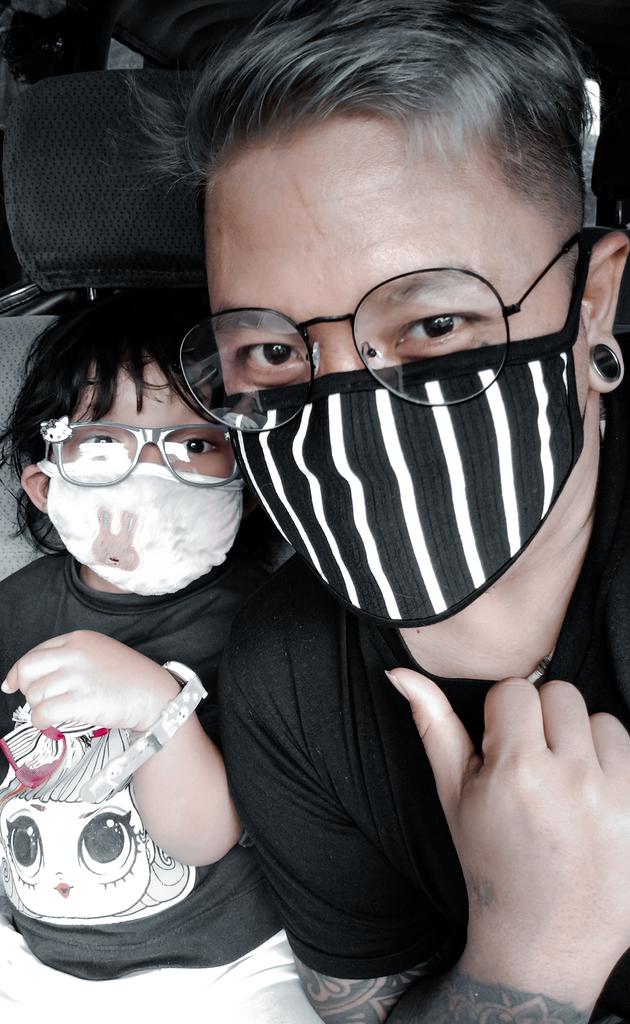 Tetap gunakan masker.. jangan biarkan orang lain masuk mobil selain keluarga..tetap dirumah jika tidak mendesak..
Dengan adanya corona tidak ada lagi emak emak ngumpul ngerumpi ama tukang sayur..
#belajardirumah #LockDownNasionalSerentak #dirumahaja