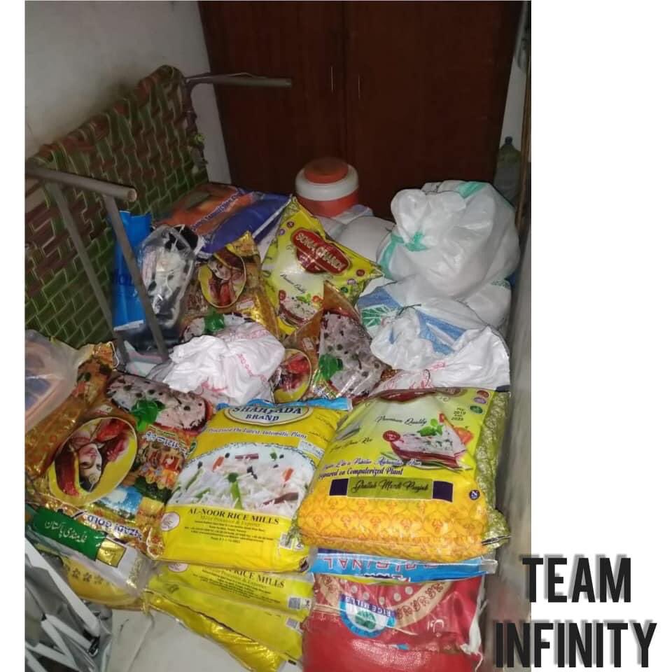 TeamInfinity777's tweet photo. #TeamInfinityPak distributing ration in Karachi. #TeamInfinityKHI https://t.co/HIoRccBXiT