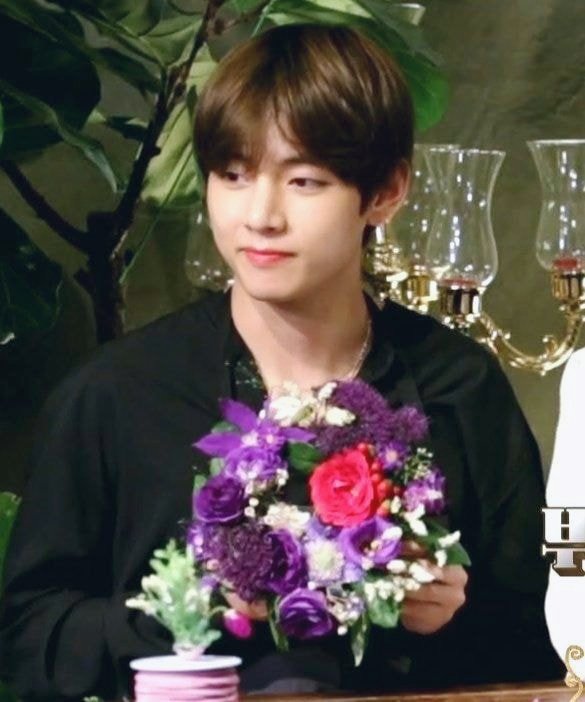 _malangtae's tweet photo. 누가 꽃인지... 미모 봐.. 꽃보다 태형이 넘 예뻐 🌸 https://t.co/ptVMn3MmVr