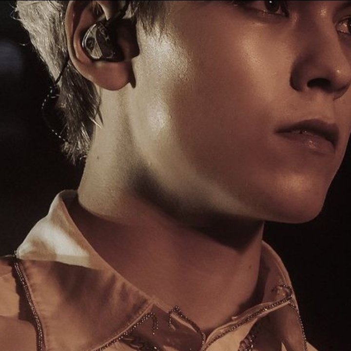 – hansol have quite a few moles located on his neck and one hiding on his left sideburns