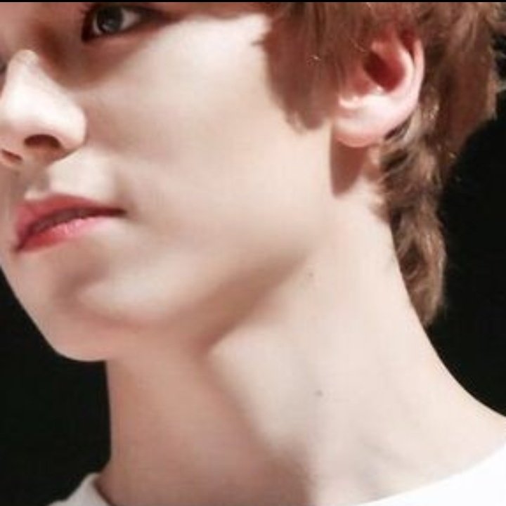 – hansol have quite a few moles located on his neck and one hiding on his left sideburns