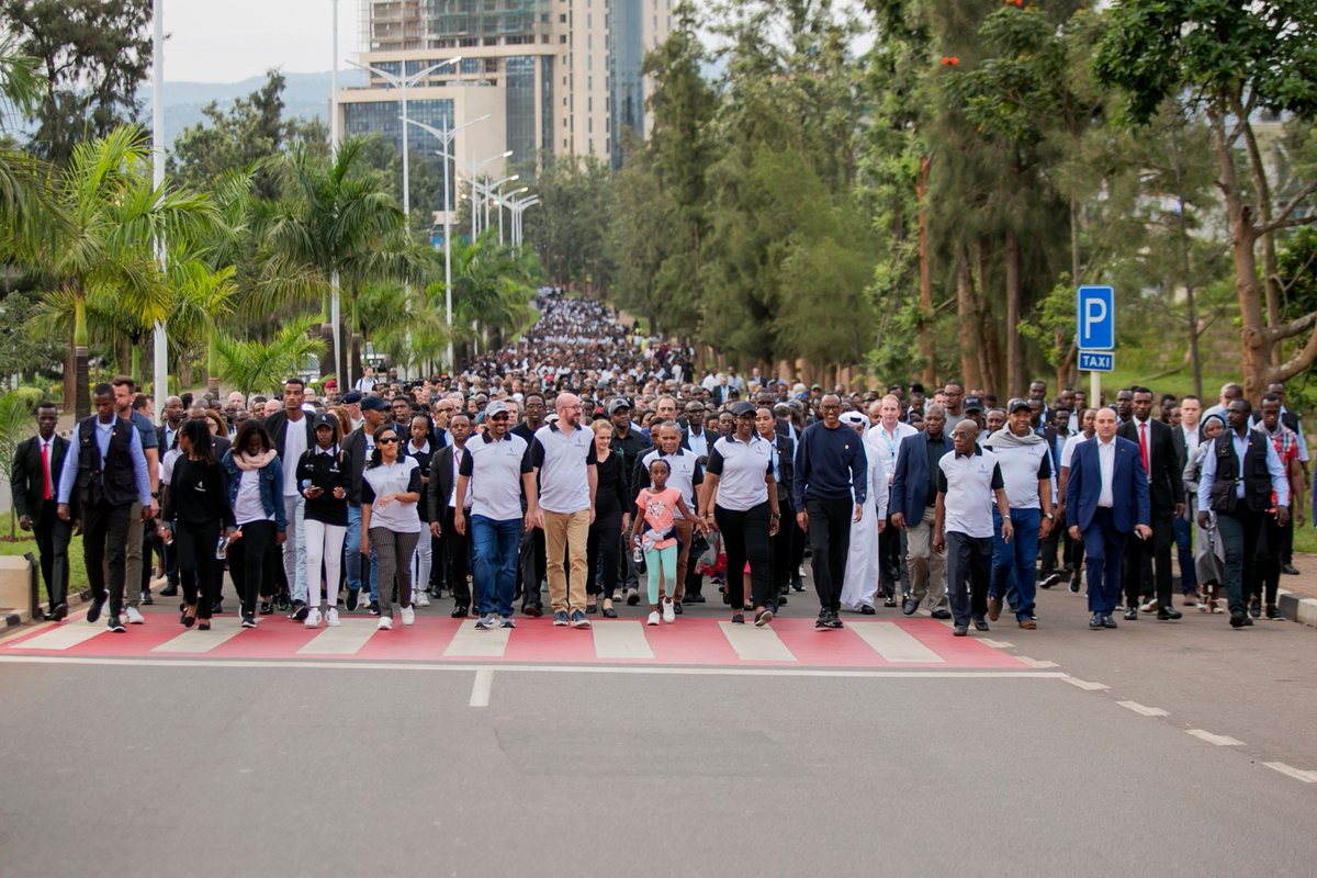 Muzungu4's tweet photo. Muri aya masaha twabaga turimo kwerekeza ku Nteko Ishinga Amategeko mu rugendo rwo kwibuka abacu, #Walk2Remember. Kubera icyorezo cya #COVID19, ntabwo biribudushobokere uyu munsi. Ni ugukomera no gukomeza kwihangana. #Kwibuka26 #TwibukeTwiyubaka #Rwanda https://t.co/p1HqIyh1zb