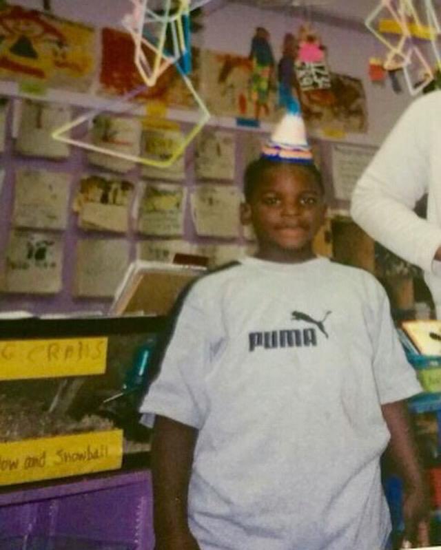 #LEBOro | 🎲 QUIÉN ES QUIÉN⁉️

🧳 Vamos con otra fotografía de la infancia de los jugadores del <a href="/Caceres_Basket/">CacerEsBasket</a>...

💡¿Hay alguna duda de quién es?🧒🏾👇🏻

#YoMeQuedoEnCasa #QuedateEnCasa #FrenaLaCurva #COVID19 #Familia💚🖤