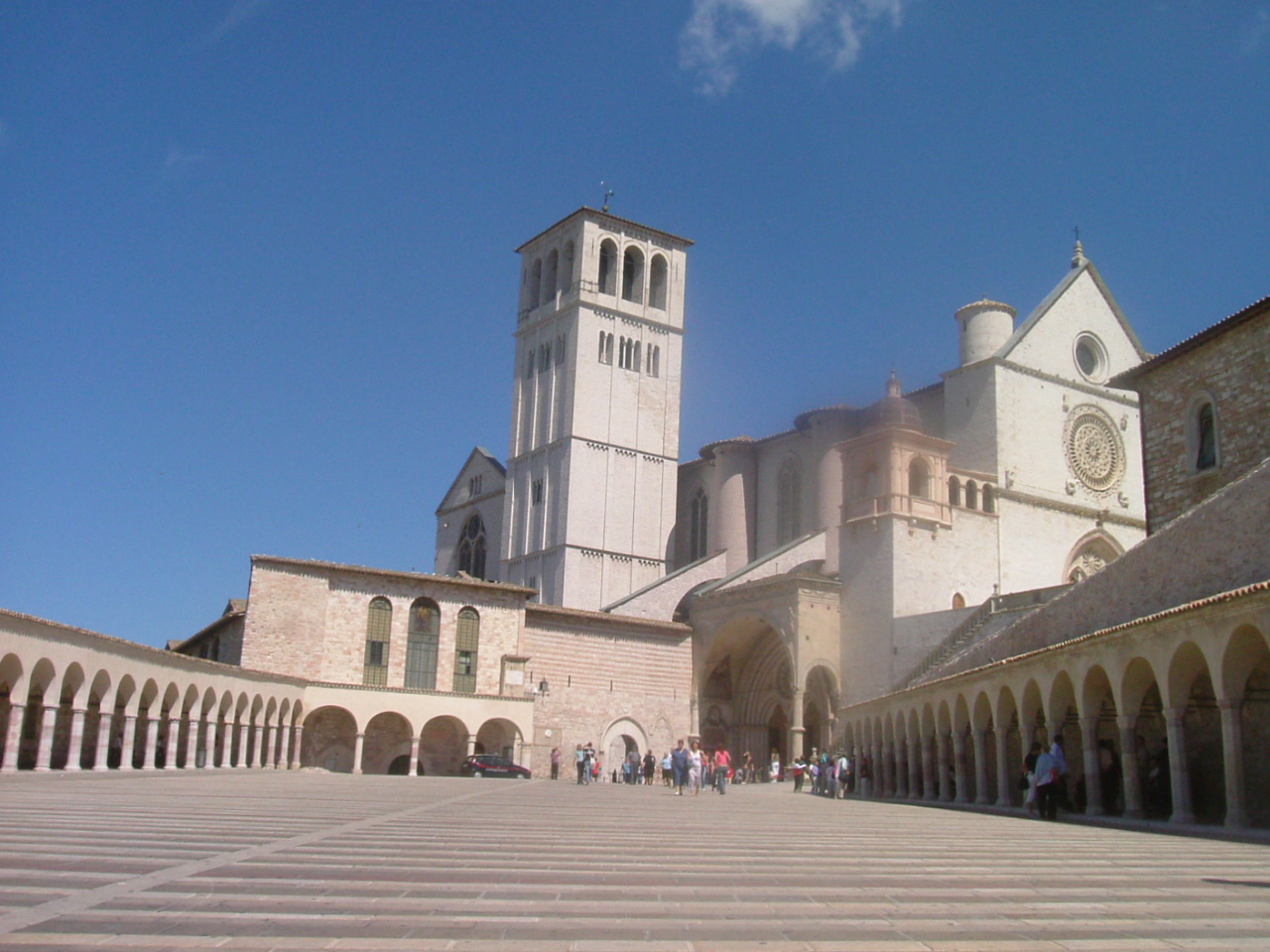 しろちち 夏コミ新刊boothにて頒布中 Pe Twitter 聖フランチェスコゆかりの街 アッシジ 高台に残る中世の街並みと大聖堂 そして町から見下ろすトスカーナの田園風景はどこかほっとする眺めです コロナで気が滅入るからみんなの写真で旅行しようぜ アッシジ