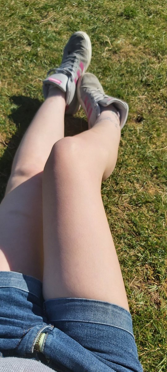 mercede20858048's tweet photo. The sun is out iv finished the day of work. Time to worship the sun while u worship me. #fetish #findomsub #RealTime #worship #bdsm #worktrainers #footfetish #sissification https://t.co/MEtwnXW0T2
