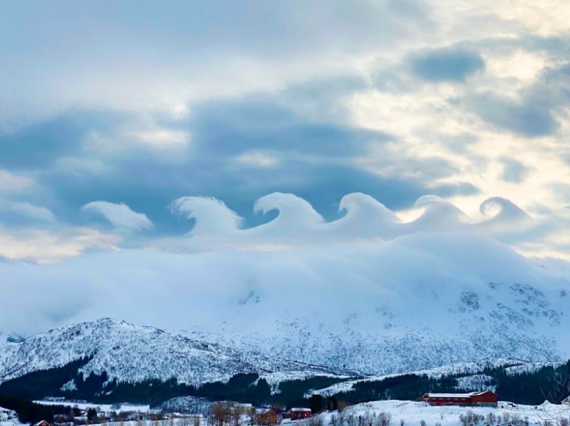 AstroUSP's tweet photo. Nuvens Kelvin-Helmholtz ontem no céu da Noruega, associadas ao fenômeno de instabilidade Kelvin-Helmholtz, que ocorre quando a parte de cima da nuvem está numa velocidade superior á parte de baixo, criando as ondas.

Kelvin-Helmholtz clouds.
(c) Linda Sandsund, 6/April/20, Norway https://t.co/WLGnM01NkG