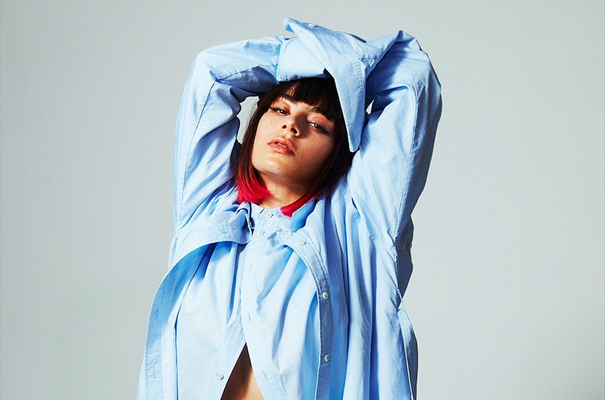 wegowES's tweet photo. Justo cuando muchos artistas internacionales y nacionales están retrasando sus discos por el #COVID19, va @charli_xcx y anuncia que está preparando un nuevo álbum, #HowImFeelingRightNow. Verá la luz el 15 de mayo. ¿Lo escucharemos en @madcoolfestival? ⚡️
https://t.co/NAEa6YJHO5 https://t.co/bFVHxvYY3Z