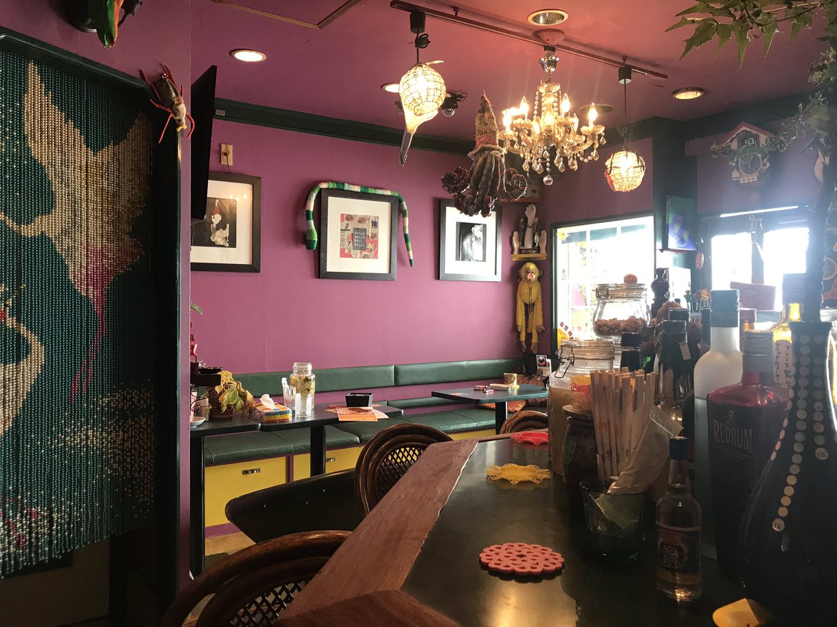 GinxVelvet's tweet photo. 大阪旭区千林の芋屋の外観と中身です隣はトキカケ商店🦧裏路地の不思議な通りに迷い込んだ際には是非お立ち寄り下さいませ🌬 https://t.co/EYn2ZEWYAI