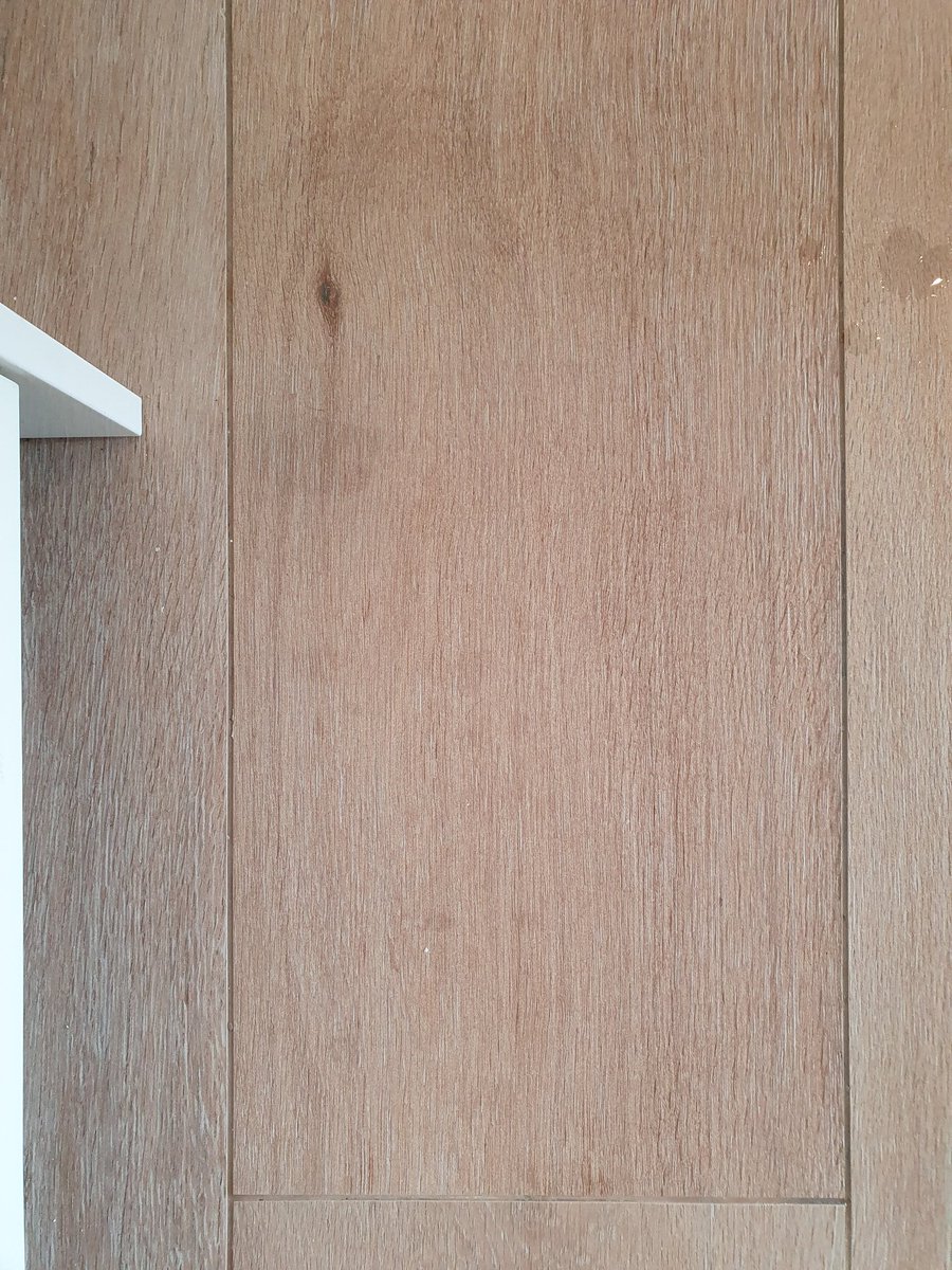 jolveira's tweet photo. @StarWood_group @Porcelanosa_es Hemos elegido Tanzania Wine para el suelo de toda nuestra vivienda y despues de unos meses advertimos que todas las piezas de uno de los modelos muestra un patron de manchas que da aspecto de sucio. ¿Puede ser una partida defectuosa? Ver foto. https://t.co/KQ7EojgSz4