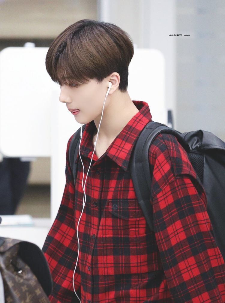 Am3nkaJis0ng's tweet photo. โ REDy to travel the world with me?
Ang cheesy jusq basta proud na taga UP ako! Paumanhin at nahuli ako hehe.
#Fourstdayofschool #DressCodeCheck https://t.co/WwR1PjBS97