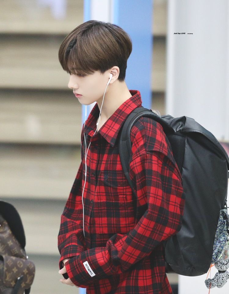 Am3nkaJis0ng's tweet photo. โ REDy to travel the world with me?
Ang cheesy jusq basta proud na taga UP ako! Paumanhin at nahuli ako hehe.
#Fourstdayofschool #DressCodeCheck https://t.co/WwR1PjBS97