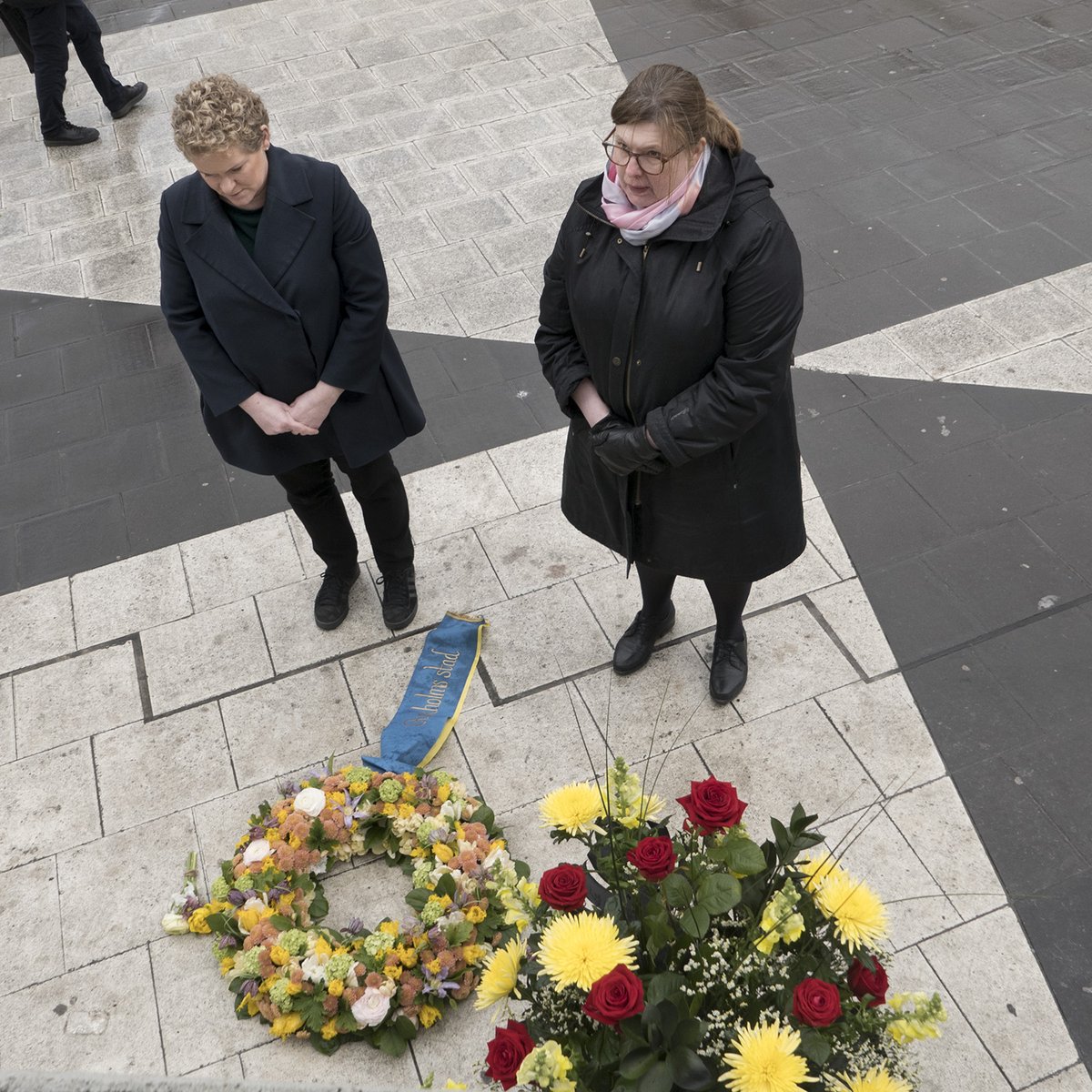 LarsEpstein's tweet photo. En blomma till minne av offren för terrorattentatet på Drottninggatan den 7 april 2017
https://t.co/5dpvGDgqqI https://t.co/jGuUX8o8W1