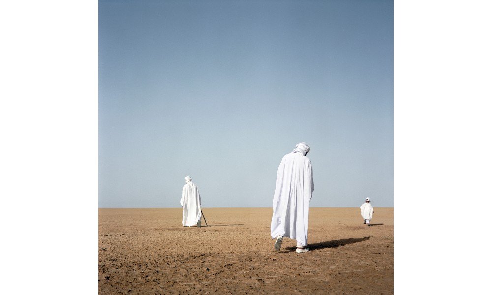 Farida Hamak (1950)Photographe algérienne, à la fois dans le champ de l'art et du documentaire. Ses photos sont généralement très lumineuses et douces, notamment cette série "Sur les Traces" réalisée au Sahel.