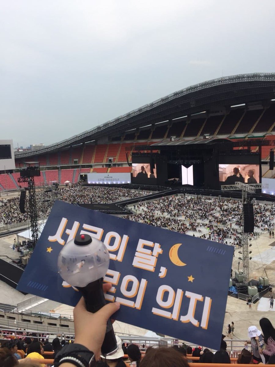 NikkiSueMin's tweet photo. Exactly a year today since my BTS adventure and was my happiest night of my life💜💜😭😭
#BTSLoveYourSelfTourInBkk https://t.co/bv9o4jdyDE