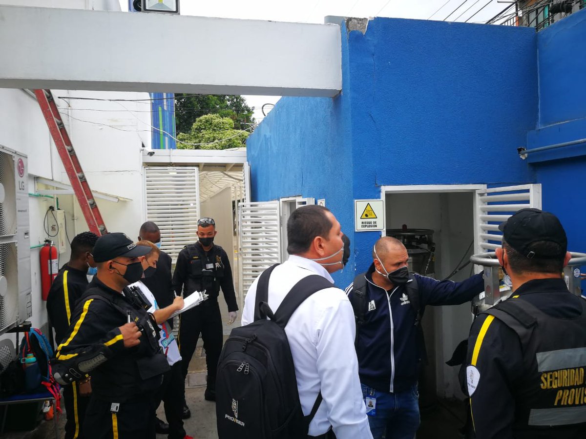 redcentrocali's tweet photo. #AEstaHora brindamos capacitación al personal de seguridad @seguridadprovis  del Hospital Primitivo Iglesias para brindar apoyo con manejo adecuado de los de los termos de oxigeno medicinal https://t.co/A0eUDfdHRv