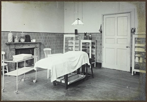 This is the original Operating Theatre at the former Worcester Infirmary, Castle Street. We're led to believe the tile would be green. This room is now used for teaching @worcester_uni (without the equipment....) #histsurg #medhist