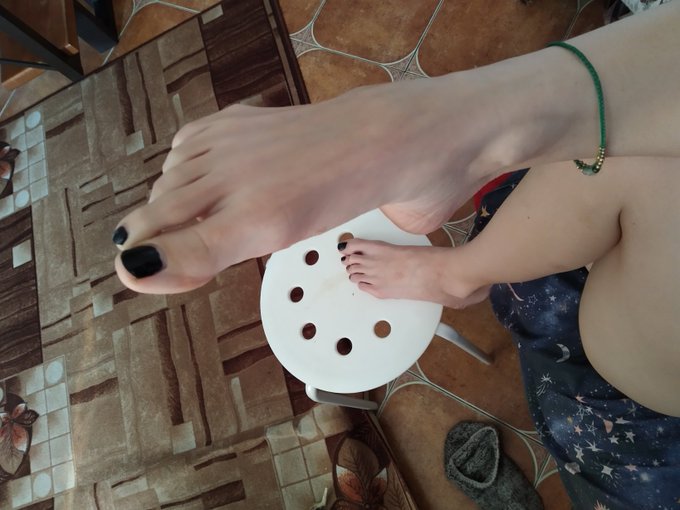 #barefeet #toes #longtoes https://t.co/0V8DGIVLaJ<a href="/tag/barefeet"class="tags">#barefeet</a><a href="/tag/toes"class="tags">#toes</a><a href="/tag/longtoes"class="tags">#longtoes</a>