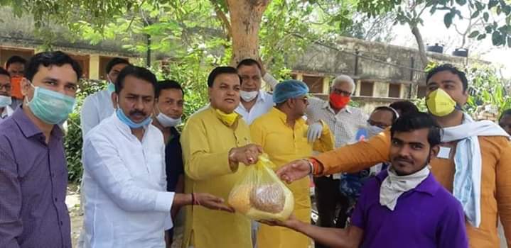 ItUttar's tweet photo. इटावा:- #कोरोना #महामारी के चलते फ्रैंड्स कालोनी में जरूरत मन्दों को #राहत_सामग्री वितरित की। इस दौरान जिलाध्यक्ष श्री अजय धाकरे जी साथ रहे। #IndiaFightsCorona @RamshankarKatheriya @mpetawah https://t.co/aLgIJfMMTV