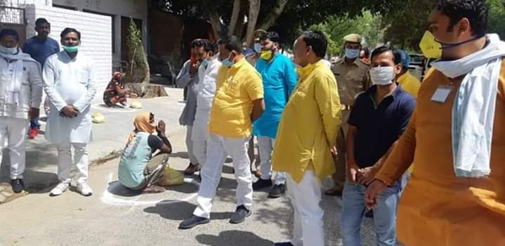 ItUttar's tweet photo. इटावा:- #कोरोना #महामारी के चलते फ्रैंड्स कालोनी में जरूरत मन्दों को #राहत_सामग्री वितरित की। इस दौरान जिलाध्यक्ष श्री अजय धाकरे जी साथ रहे। #IndiaFightsCorona @RamshankarKatheriya @mpetawah https://t.co/aLgIJfMMTV