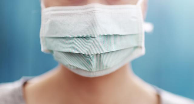 COVID-19-Patienten husten Viren durch chirurgische Masken und Baumwollmasken hindurch:  Seoul − Weder Baumwollmasken noch chirurgische Masken sind eine sichere Barriere für SARS-CoV-2, wenn ein Patient mit… dlvr.it/RTL1wh #Studie #COVID19 #Infektionsschutz