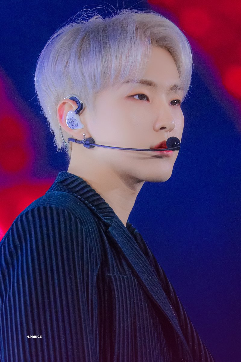 H_PRINCE_KSY's tweet photo. 블루도 잘 어울린데💙
#세븐틴 #SEVENTEEN 
#호시 #hoshi #권순영 https://t.co/5YPGhUGWW1