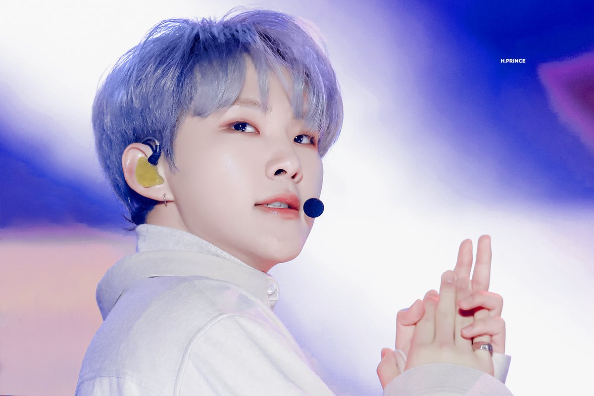 H_PRINCE_KSY's tweet photo. 블루도 잘 어울린데💙
#세븐틴 #SEVENTEEN 
#호시 #hoshi #권순영 https://t.co/5YPGhUGWW1
