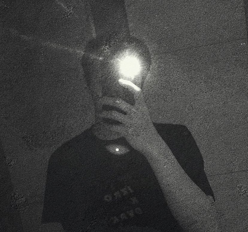 Sehun : the perfect mirror selfie with the flash on 