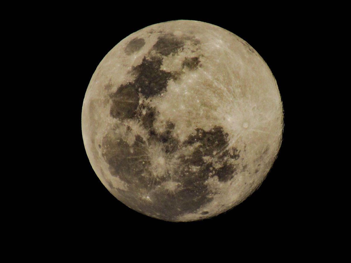 2020’s brightest  #supermoon at 9:33 PM, 4/7/2020Shot using Canon PowerShot SX520 HSHopefully, I could catch its peak later at 2AM. 