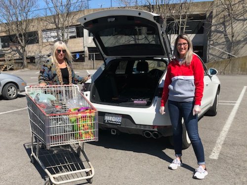 communitycarest's tweet photo. #THANKYOU to our friends at @paperbagball201 who prepared 100 "Meals in a Bag" for our neighbours in need! When things are chaos around us, it can be a blessing to take a break & focus on something kind/loving for another.
#ourcommunitycares #DistancePhysicallyStandTogether https://t.co/VrcAEus4UB