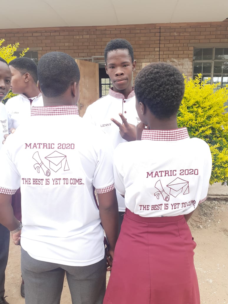 CubTrading's tweet photo. Good day

@CubTrading donated matric golfers to Kgakgathu Secondary School for producing 100% Mark. #CubTrading https://t.co/bkNBLMzE4s