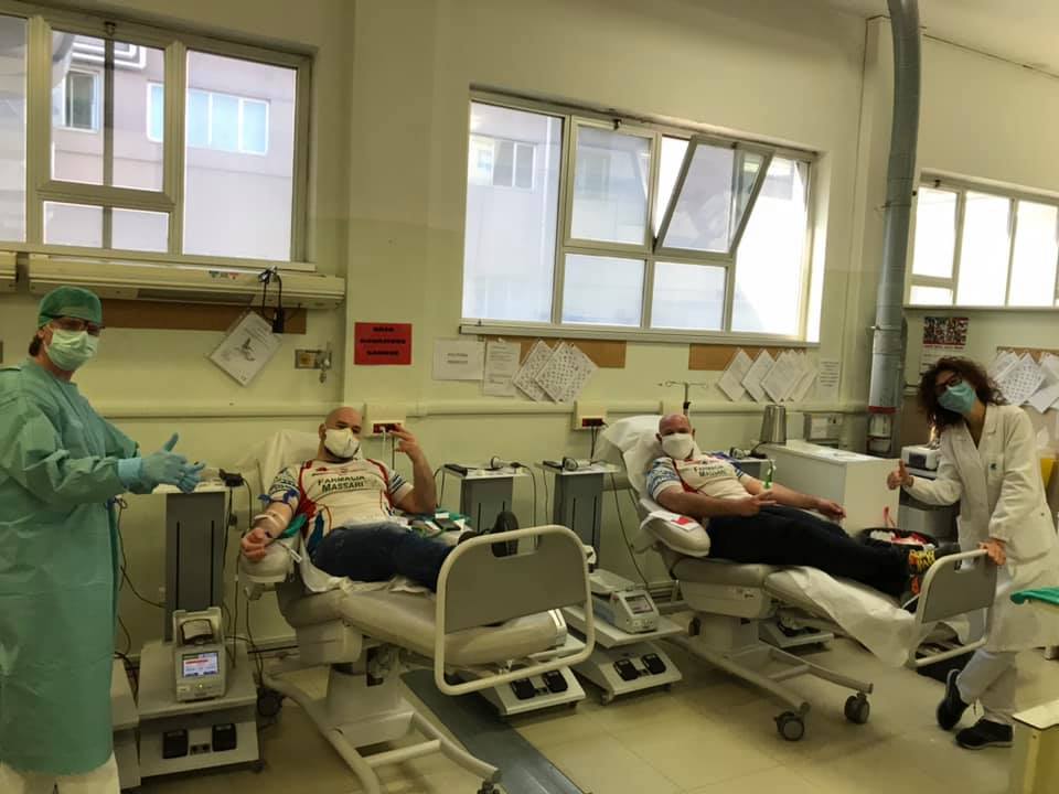 PescaraRugby's tweet photo. Gli #squali non si tirano mai indietro quando c'è bisogno di sostegno, contro il Covid-19 #unitimadistanti si vince.
Appuntamento alla @FidasPescara Donatori Sangue con a capo il presidente Angelo Cavarocchi del #PescaraRugby per donare con il cuore. https://t.co/ABOPbI1cJ8