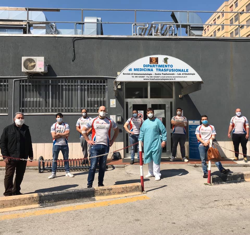 PescaraRugby's tweet photo. Gli #squali non si tirano mai indietro quando c'è bisogno di sostegno, contro il Covid-19 #unitimadistanti si vince.
Appuntamento alla @FidasPescara Donatori Sangue con a capo il presidente Angelo Cavarocchi del #PescaraRugby per donare con il cuore. https://t.co/ABOPbI1cJ8