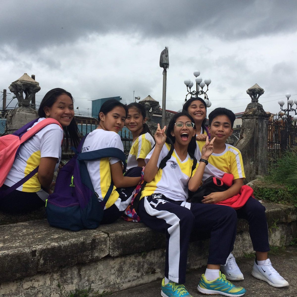 SShembeler's tweet photo. Hi Shembelers!!
              Ma-mimiss ko kayo💖, nag simula tayo sa bang-awan sa room tapos di pa tayo gaano mag kaka-kilala non pero ang bilis nyong maka close kase halos tulad tulad tayo ng mga trip😂 tapos tumagal ayon ang iingay palagi tas kung ano ano ng trip natin tas ++ https://t.co/2P8JOSOmyT